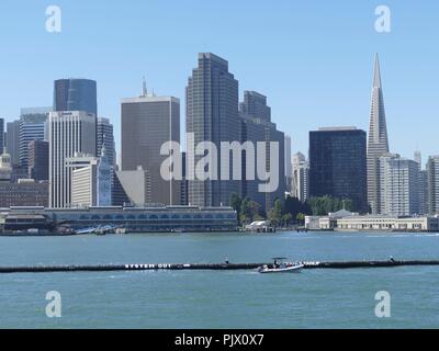 San Francisco, USA. 05Th Nov, 2018. 08.09.2018, USA, San Francisco : le premier dispositif de collecte des déchets flottants 'l'océan Cleanup" peut être vu sur le chemin de l'océan Pacifique en face de l'horizon de San Francisco. Comme les tentacules, les extrémités de la 600 mètres de long tuyau en plastique du système de nettoyage sont de mentir autour de montagnes de déchets plastiques - initialement sur le pacifique entre la Californie et Hawaï. Crédit : Barbara Munker/dpa/Alamy Live News Banque D'Images