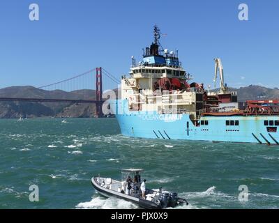 San Francisco, USA. 05Th Nov, 2018. 08.09.2018, USA, San Francisco : Un navire remorquant le premier dispositif de collecte des déchets flottants 'l'océan Cleanup' vers le Golden Gate Bridge. Comme les tentacules, les extrémités de la 600 mètres de long tuyau en plastique du système de nettoyage sont de mentir autour de montagnes de déchets plastiques - initialement sur le pacifique entre la Californie et Hawaï. Crédit : Barbara Munker/dpa/Alamy Live News Banque D'Images