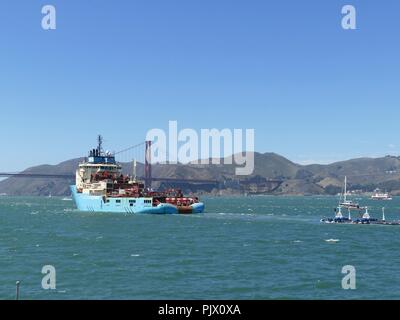 San Francisco, USA. 05Th Nov, 2018. 08.09.2018, USA, San Francisco : Un navire remorquant le premier dispositif de collecte des déchets flottants 'l'océan Cleanup' vers le Golden Gate Bridge. Comme les tentacules, les extrémités de la 600 mètres de long tuyau en plastique du système de nettoyage sont de mentir autour de montagnes de déchets plastiques - initialement sur le pacifique entre la Californie et Hawaï. Crédit : Barbara Munker/dpa/Alamy Live News Banque D'Images