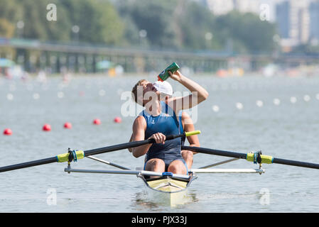 Plovdiv, Bulgarie, dimanche 9 septembre 2018. Championnats du monde d'Aviron de la FISA, USA, M2- , Arc, Michael COLELLA et Anders WEISS, Re-Hydratebefort le début de leur chaleur ,© Peter SPURRIER, Alamy Live News, Banque D'Images