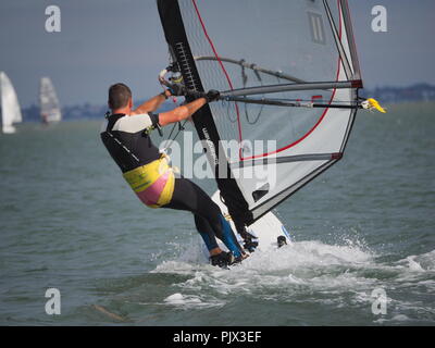 Sheerness, Kent, UK. Sep 9, 2018. 60e tour l'île de Sheppey Race : 62 concurrents partent sous un ciel bleu et soleil pour le 60e tour à l'île de Sheppey Course organisée par l'île de Sheppey Club de voile. Le 35-40 milles aiguilles circumnavigation de l'île dans l'estuaire de la Tamise est ouvert pour dériveurs, catamarans et planches à voile mer, rivière et comprend l'estuaire et la navigation avec des concurrents ayant pour faire chavirer leur métier à obtenir sous la Kingsferry Bridge. Credit : James Bell/Alamy Live News Banque D'Images