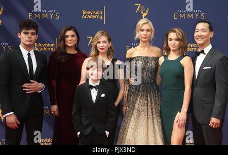 LOS ANGELES, CA - 8 SEPTEMBRE : Emery Kelly, de gauche, Tiffani Thiessen, Finn Carr, jolie Jenkins, Isabel peut, Paris, Berelc Eddie Shin, au 2018 Creative Arts Emmy Awards au Théâtre Microsoft L.A. Vivre à Los Angeles, Californie le 8 septembre 2018. Credit : Faye Sadou/MediaPunch Banque D'Images