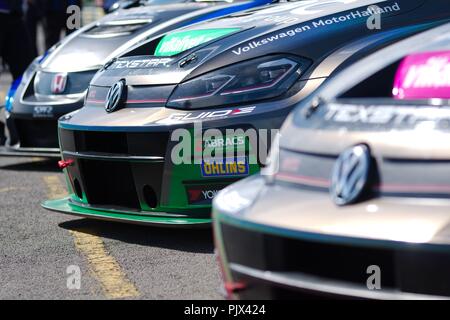 Dalton sur les tés, Angleterre, 9 septembre 2018. L'avant de la WestCoast trois voitures de course dans la voie des stands avant la série 11 de la TCR Championnat du Royaume-Uni. Crédit : Colin Edwards/Alamy Live News. Banque D'Images