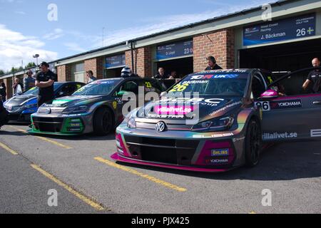 Dalton sur les tés, Angleterre, 9 septembre 2018. Le RCT voitures de course à l'extérieur de la WestCoast garages dans la voie des stands avant la série 11 de la TCR UK Touring Car Championship à Croft Circuit. Crédit : Colin Edwards/Alamy Live News. Banque D'Images