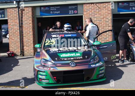 Dalton sur les tés, Angleterre, 9 septembre 2018. La Volkswagen Golf GTi de Daniel Lloyd, la conduite de course, WestCoast à l'extérieur du garage dans la voie des stands avant la série 11 de la TCR Championnat du Royaume-Uni. Crédit : Colin Edwards/Alamy Live News. Banque D'Images