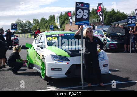 Dalton sur les tés, Angleterre, 9 septembre 2018. Les mécaniciens ont à travailler sur la voiture de Stewart de lignes maximum Motorsport sur la grille avant de la série 11 de la TCR Championnat du Royaume-Uni à Croft. Crédit : Colin Edwards/Alamy Live News. Banque D'Images