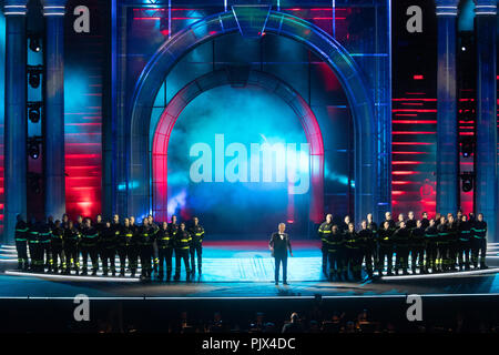 Vérone, Italie. Le 8 septembre 2018. ANDREA BOCELLI SUR SCÈNE AVEC LES POMPIERS italien Andrea Bocelli CONCERT'S NIGHT DANS L'ARÈNE DE VÉRONE Verona (Italie) le 9 septembre 2018 PHOTO PAR FILIPPO RUBIN Crédit : Filippo Rubin/Alamy Live News Banque D'Images