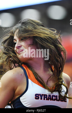 Syracuse, NY, USA. Sep 8, 2018. Syracuse de meneurs de la foule comme Syracuse défait Wagner 62-10 au Carrier Dome à Syracuse, New York. Photo par Alan Schwartz/Cal Sport Media/Alamy Live News Banque D'Images