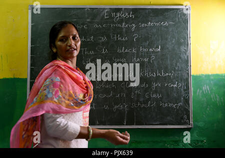 New Delhi, Inde. Sep 8, 2018. Un enseignant de "l'alphabétisation India', une organisation non-gouvernementale (ONG), enseigne au cours d'une classe à l'étude de l'ONG centre à Neb Sarai salon dans le sud de Delhi, Inde, le 8 septembre 2018. L'Inde a célébré la "Journée internationale de l'alphabétisation' le samedi à répandre l'alphabétisation et l'éducation parmi les masses, les pauvres, les opprimés et les démunis. Credit : Zhang Naijie/Xinhua/Alamy Live News Banque D'Images