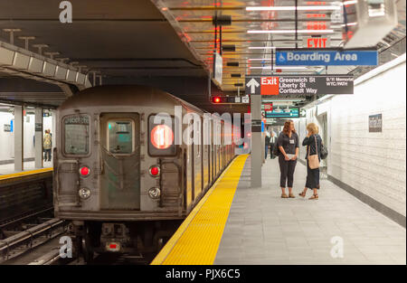 New York, USA. 05Th Nov, 2018. Dix-sept ans après avoir été détruite le 11 septembre 2001 le Street-Word Cortlandt Trade Center station de métro à New York ouvre ses portes le samedi, Septembre 8, 2018 attirer des hordes de touristes, les aficionados du métro et les curieux à son inauguration. Crédit : Richard Levine/Alamy Live News Banque D'Images