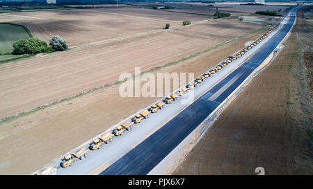 Photo aérienne du 9 septembre montre les tombereaux garés sur la nouvelle route A14 près de Huntingdon comme ils prennent une journée de congé de la construction de la route nationale 18 km entre Cambridge M11 Junction et Huntingdon.Highways Angleterre cette semaine a demandé au gouvernement de la route d'être désignées d'une autoroute. Banque D'Images