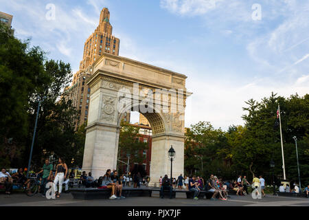 La ville de New York. Le Washington Square Arch, un en arc de triomphe construit en 1892 dans le quartier de Greenwich Village de Manhattan Banque D'Images