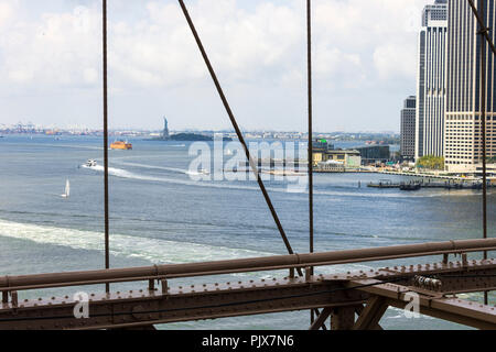 La ville de New York. Vue sur la Statue de la liberté et le Lower Manhattan de Brooklyn Bridge Banque D'Images
