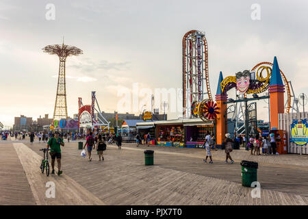 La ville de New York. Vues de Coney Island ou Promenade Riegelmann Boardwalk sur une longue journée d'été, avec le saut en parachute et la foudre à Luna Park Banque D'Images