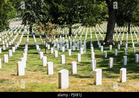 Arlington, Virginia. Pierres tombales et des tombes au cimetière national d'Arlington, un cimetière militaire des États-Unis Banque D'Images