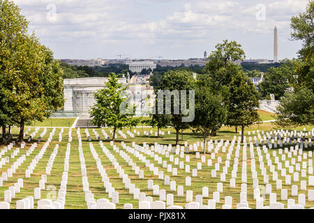 Arlington, Virginia. Pierres tombales et des tombes au cimetière national d'Arlington, États-Unis d'un cimetière militaire, avec vues de Lincoln Memorial et Washi Banque D'Images