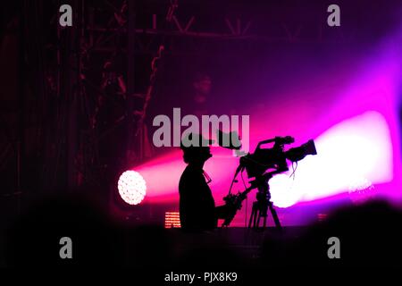 Cameraman silohuette dans un concert live Banque D'Images