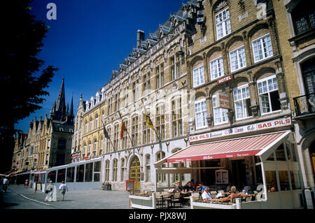 Le Grote Markt, la place principale d'Ypres avec la Halle aux Draps (Belgique, 11/05/2008) Banque D'Images