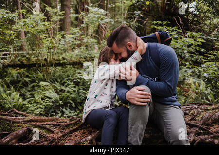 Père fille réconfortante en forêt, Tofino, Canada Banque D'Images