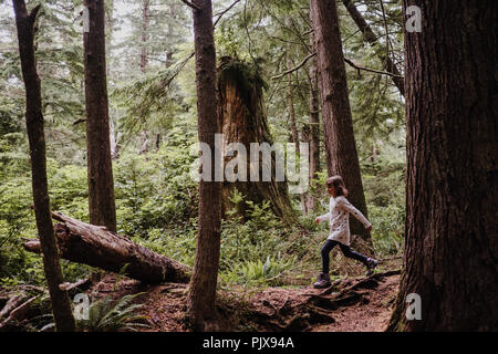 Girl hiking in forest, Tofino, Canada Banque D'Images