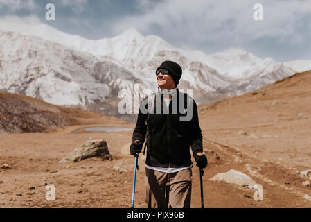 Randonneur sur piste, le circuit de l'Annapurna, de l'Himalaya, Népal, Manang Banque D'Images