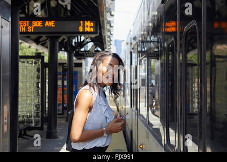 Businesswoman standing près de la Banque D'Images