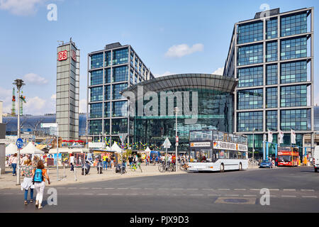 Berlin, Allemagne - 25 août 2018 : Vue de face de l'entrée principale de Berlin Hauptbahnhof sur une journée ensoleillée. Banque D'Images