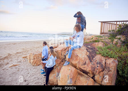 Friends relaxing on Beach, Cape Town, Western Cape, Afrique du Sud Banque D'Images