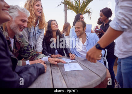 Amis à partie par plage, Plettenberg Bay, Western Cape, Afrique du Sud Banque D'Images