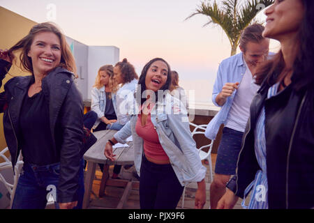 Amis à partie par plage, Plettenberg Bay, Western Cape, Afrique du Sud Banque D'Images