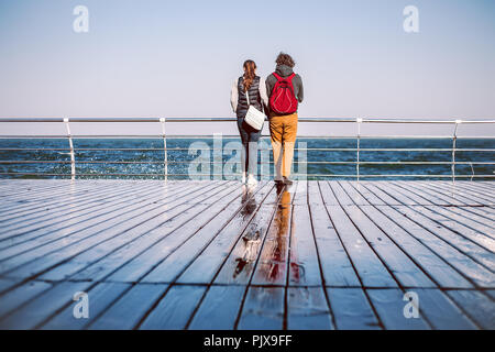 Couple looking out to sea Banque D'Images