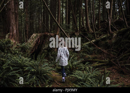 Girl hiking in forest, Tofino, Canada Banque D'Images