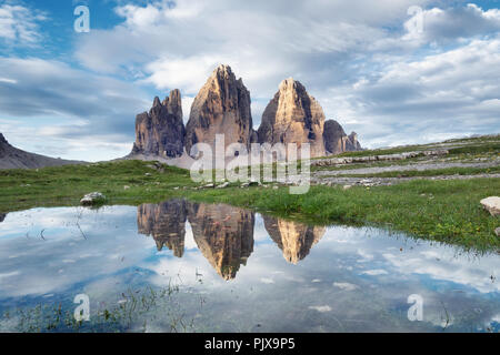 Montagnes de réflexion sur la surface de l'eau. Paysage naturel dans les Dolomites Alpes à l'Italie. Tre Cime di Lavaredo montagne Banque D'Images