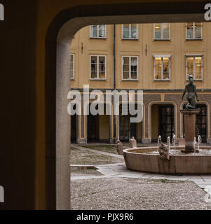 Une fontaine avec une statue au milieu de la vieille ville de Stockholm, en Suède. Banque D'Images