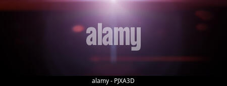 Violet magnifique effet lens flare Textures superposition avec effet de flou et de lumière anamorphique streak devant un arrière-plan noir banner Banque D'Images