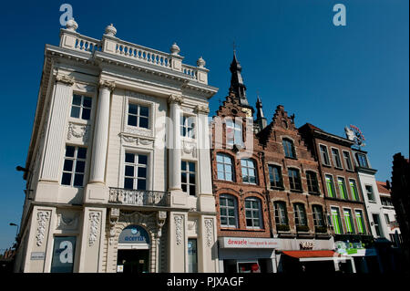 Place principale de Courtrai avec la maison et la Patria St-Martens church dans l'arrière-plan (Belgique, 20/09/2008) Banque D'Images