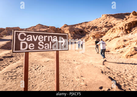 L'entrée de la grotte de sel (Caverna de Sal) sign in désert d'Atacama, Chili Banque D'Images