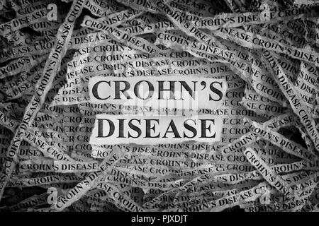 La maladie de Crohn. Morceaux de papier avec les mots de la maladie de Crohn. Notion de droit. Noir et blanc. Libre. Banque D'Images