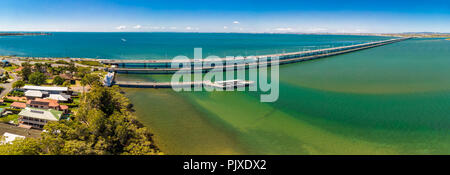 Vue aérienne de Houghton, les ponts qui traversent la baie Bramble reliant la péninsule de Redcliffe et Brigthon Banque D'Images