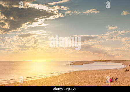 Belle plage de sable au coucher du soleil Banque D'Images