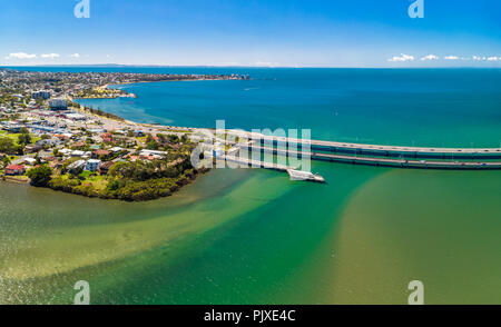 Vue aérienne de Houghton, les ponts qui traversent la baie Bramble reliant la péninsule de Redcliffe et Brigthon Banque D'Images