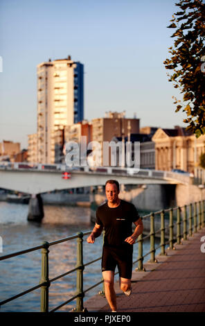 Les gens marcher sur le quai de Churchill le long de la Meuse à Liège (Belgique, 30/09/2011) Banque D'Images