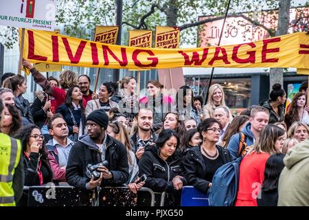 Les travailleurs Ritzy Cinema perturbé le tapis rouge projection du film "La La Land" au Théâtre de l'Odéon à Leichester Square pendant le BFI London Film Festival. Portant des banderoles proclamant "les strikes back' dans luxueux leur lutte pour le London Living Wage (DFR) Banque D'Images