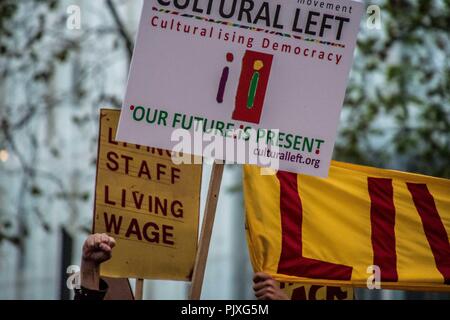 Les travailleurs Ritzy Cinema perturbé le tapis rouge projection du film "La La Land" au Théâtre de l'Odéon à Leichester Square pendant le BFI London Film Festival. Portant des banderoles proclamant "les strikes back' dans luxueux leur lutte pour le London Living Wage (DFR) Banque D'Images