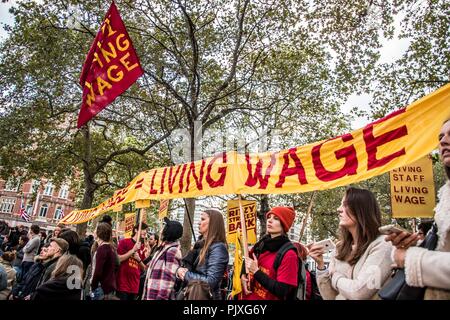 Les travailleurs Ritzy Cinema perturbé le tapis rouge projection du film "La La Land" au Théâtre de l'Odéon à Leichester Square pendant le BFI London Film Festival. Portant des banderoles proclamant "les strikes back' dans luxueux leur lutte pour le London Living Wage (DFR) Banque D'Images