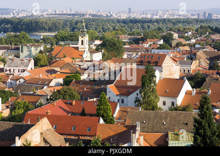 Vue de dessus de Zemun et maisons de la vieille ville de Belgrade dans la distance. La Serbie. Banque D'Images