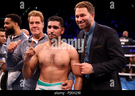 Amir Khan célèbre avec trainer Joe Goossen (à gauche) et promoteur Eddie Hearn après avoir battu Samuel Vargas sur points après leur concours à mi-moyens Arena Birmingham, Birmingham Banque D'Images