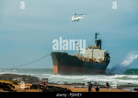 Hélicoptère de sauvetage apportant des fournitures à la Phoenix, une ancienne citerne vrac, s'échouer à Sheffield Beach sur la côte nord de Durban. Banque D'Images