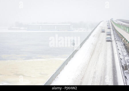 Tempête de neige sur les routes en décembre à Kiev, Ukraine. La neige et la visibilité sur la rue rien Banque D'Images