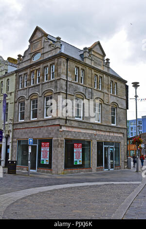 Récemment rénové, l'Édifice de Davies Bridgend, S.Wales est réputé pour être le plus ancien bâtiment de cette ville de marché gallois. Banque D'Images
